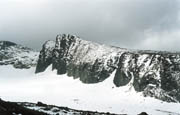 Заснеженные склоны горы Хар-наурды-кеу и ледник ИГАН. Фото C. Гаврилова 