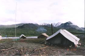 Палатки геологов на фоне горного массива Оче-нырд. Фото Ю. Щеглова