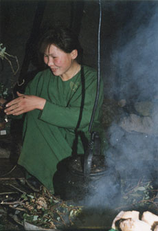 Молодая ненка около очага. Фото С. Гаврилова