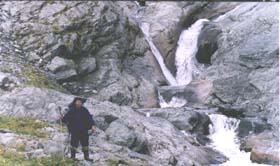 Сергей Гаврилов и водопад на ручье Гидрологов перед подъёмом на плато ИГАН. Фото Ю. Щеглова